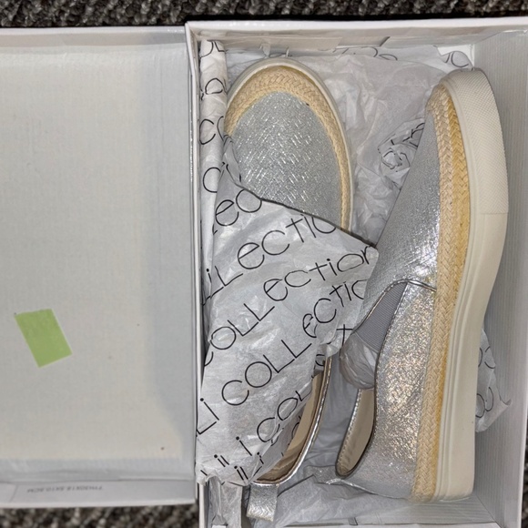 Womans  Lili Collection slip-on sneakers size 8 NIB - Picture 1 of 10